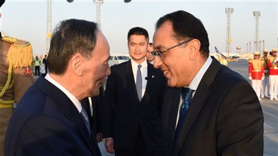 رئيس الوزراء يستقبل نائب الرئيس الصيني بمطار القاهرة