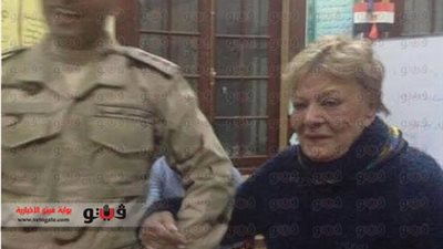 نادية لطفي تدلي بصوتها في الاستفتاء