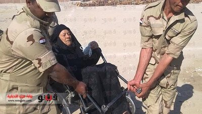 بالفيديو والصور.. ضباط الجيش يساعدون المشاركين في الاستفتاء بالأقصر