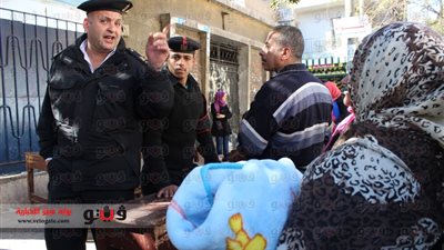 بالصور.. أطفال بزي عسكري أمام لجان الاستفتاء بالسيدة زينب