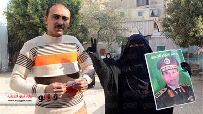 بالصور.. «منتقبة» ترفع صورة «السيسي» بإحدى لجان «الوراق»