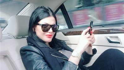 ناقد موضة يُحلل إطلالة دارين حداد ويصفها بالطابع الفرنسي (صور)