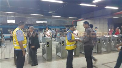 بالصور.. وزير النقل يخصص أفرادا لمساعدة رواد مترو الأنفاق