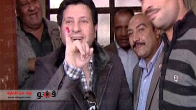 بالصور.. هاني شاكر يدلي بصوته بالمدرسة الفندقية بـ