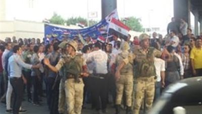 بالصور.. قوات الجيش والشرطة تنظم حركة المرور بمحيط «الدفاع»