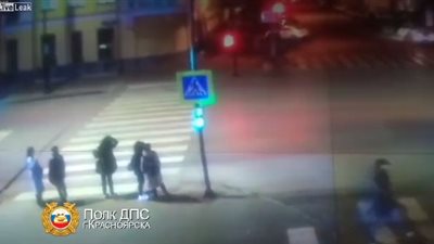 حافلة تصدم سيدة عبرت الطريق في وقت غير مخصص للمشاة (فيديو)