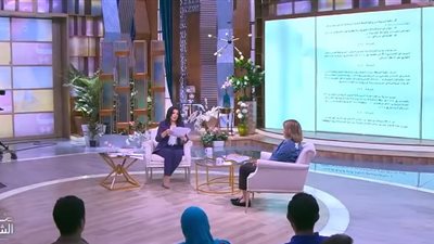 منى الشاذلي تعرض نص اتفاقية الجلاء بتوقيع الرئيس عبد الناصر (فيديو)