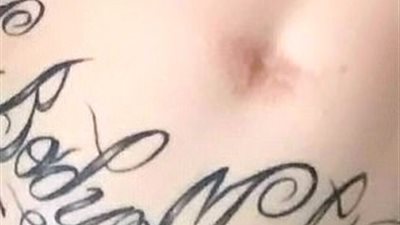 امرأة تزيل سرتها وتمنحها هدية لحبيبها (صور)