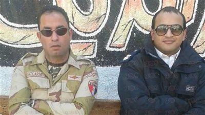 الجيش والشرطة يساعدون كبار السن على الإدلاء بأصواتهم في العجوزة