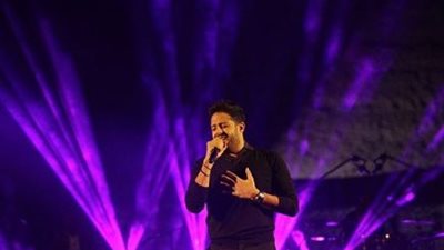 محمد حماقي يغني تحت سفح الأهرامات (صور)