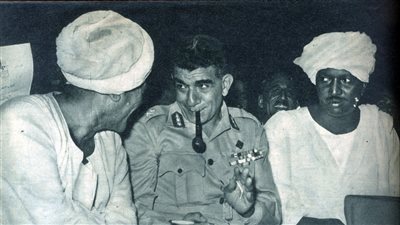 صورة تذكارية للرئيس محمد نجيب مع أشقائه السودانيين
