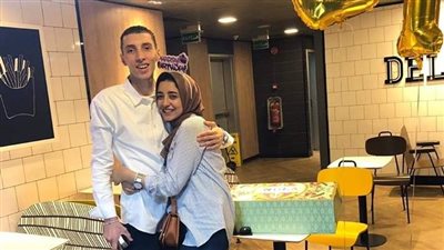 شاب يفاجئ شقيقته بعيد ميلادها داخل ماكدونالدز ببني سويف (صور)