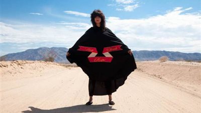 بالصور.. بريطانية تبتكر عباءة لمكافحة الاغتصاب