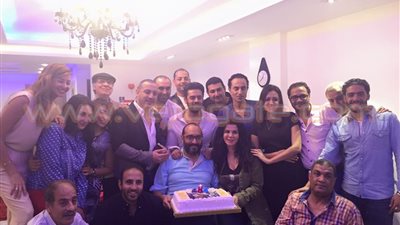 بالصور.. أبطال «ساحرة الجنوب» يحتفلون بعيد زواج المخرج أكرم فريد