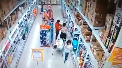 طفلة مشاغبة تشعل النيران في متجر (فيديو)