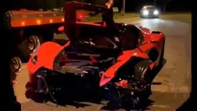 تحطم سيارة فيراري بحادث سير (فيديو)