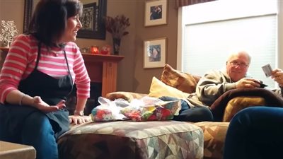 رد فعل غير متوقع لرجل علم بحمل ابنته (فيديو)