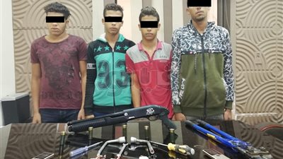 كاميرات المراقبة تكشف تشكيلا عصابيا تخصص في سرقة الـ«توك توك» بحلوان