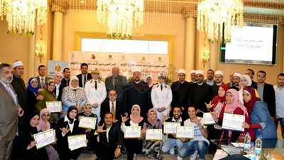 وزير الأوقاف يكرم مترجمي الإشارة في دار المشاة (صور)