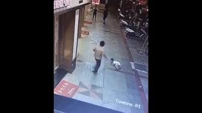 لحظة اعتداء امرأة على طفل بطريقة وحشية (فيديو)