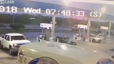 تصادم مروع بين حافلة مدرسية وشاحنة عملاقة (فيديو)