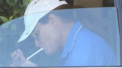 بالصور.. «بروس جينر» يضع طلاء أظافر «وردي»