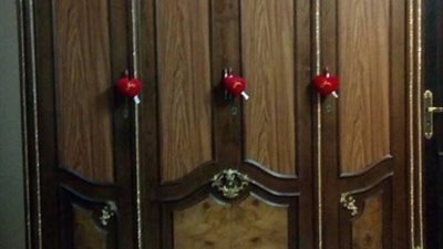 امرأة تحول «نيش» إلى «دولاب» أطفال (صور)