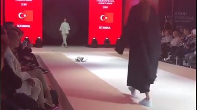 قط يخطف الأضواء في عرض أزياء (فيديو)