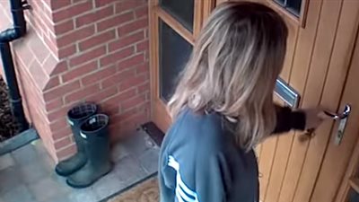 رد فعل صادم لكلب تكاسلت صاحبته عن غلق الباب (فيديو)