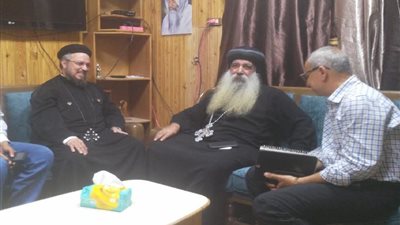القمص داود لمعي يلتقي الأنبا كيرلس بمطرانية نجع حمادي (صور)