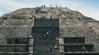 اكتشاف أنفاق سرية أسفل هرم القمر بالمكسيك (صور)