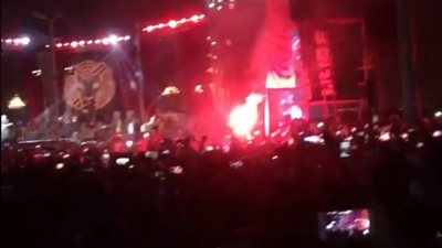 جمهور«كايروكي» يضيء حفل «Cairokee Empire» بالشماريخ (فيديو)