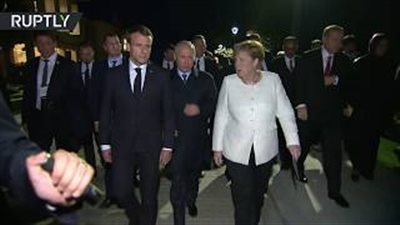 معطف بوتين يجذب أنظار المستشارة الألمانية في قمة إسطنبول