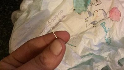 امرأة تعثر على مفاجأة مرعبة بحفاض صغيرها (صور)