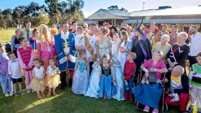 عاملة نظافة تقيم حفل زفافها على طريقة سندريلا (صور)