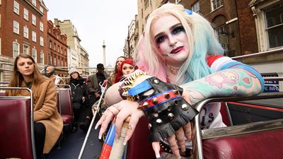 الآلاف يتحدون البرد في مهرجان الكوميك كون (صور)