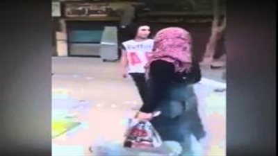 بالفيديو.. شباب يعرقلون فتاة أثناء سيرها بطريقة غريبة
