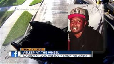 سائق نائم يصطدم بسيارة من الخلف (فيديو)