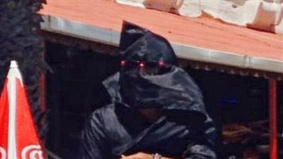 بالصور.. عامل تركي يتنكر في زي «داعش» يثير رعب السياح