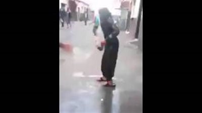 بالفيديو.. غضب النشطاء من الاعتداء على فتاة محجبة بالمغرب