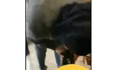 عسكري لبناني يجبر امرأة على تقبيل قدم زوجته (فيديو)