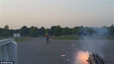 بالفيديو والصور.. متهوران يستخدمان مدفع هاون في إطلاق ألعاب نارية