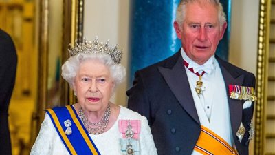 صحيفة بريطانية تكشف نية الملكة إليزابيث التنازل عن العرش للأمير تشارلز