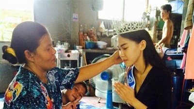 بالصور.. ملكة جمال تايلاندية تكرم والدتها عاملة النظافة