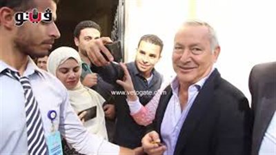 طلاب «عين شمس» يلتقطون السيلفى مع المهندس سميح ساويرس (فيديو)