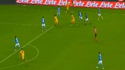 روما يتقدم على نابولي بهدف في الشوط الأول (فيديو)