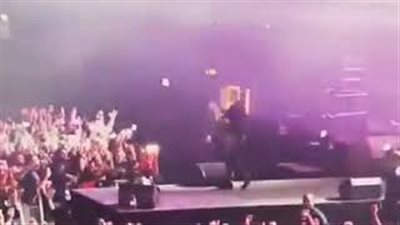 عمرو دياب يغني «يتعلموا» في حفل لندن (فيديو)