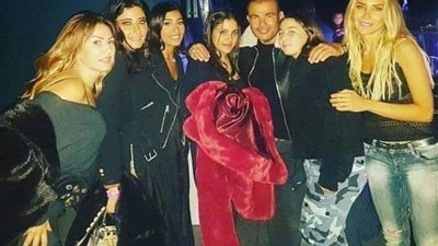 دينا الشربيني برفقة عمرو دياب وابنته «جنى» في حفل لندن (صورة)