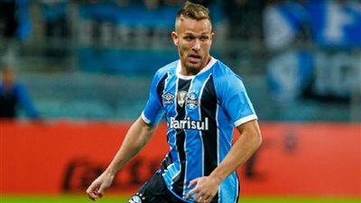 صحيفة إسبانية: آرثر أعاد التوازن لوسط برشلونة في الكلاسيكو