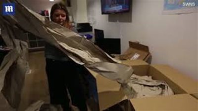 بالفيديو والصور.. امرأة تحصل على أغرب طريقة لتغليف طرد بريدي